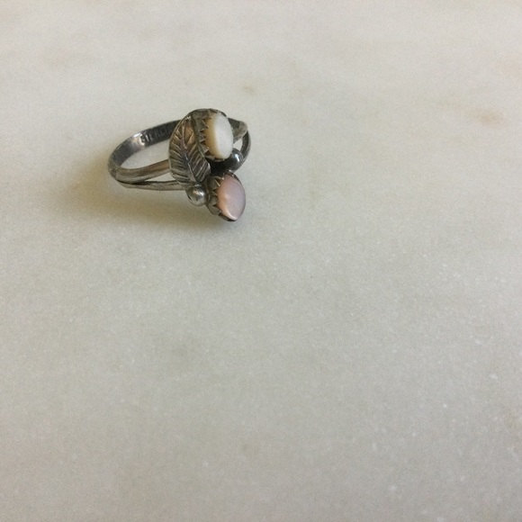Native American Petite Mother of Pearl Ring - Picture 1 of 4